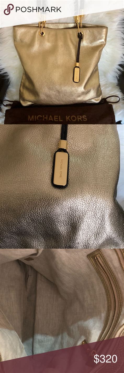 michael kors skorpions tasche ecru und gold griff|Michael Kors gold purses.